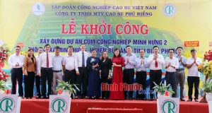Đại diện Công ty TNHH MTV cao su Phú Riềng ký bản ghi nhớ hợp tác với 10 nhà đầu tư đầu tiên