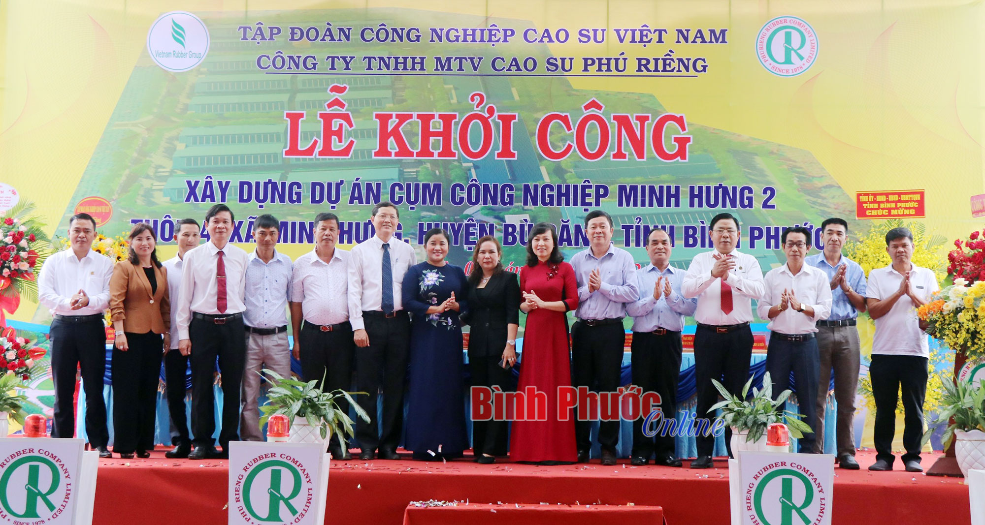 Đại diện Công ty TNHH MTV cao su Phú Riềng ký bản ghi nhớ hợp tác với 10 nhà đầu tư đầu tiên